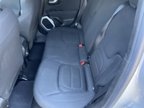Used 2018 Jeep Renegade Latitude FWD image 12