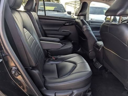 Used 2024 Toyota Highlander XLE AWD/4WD image 32