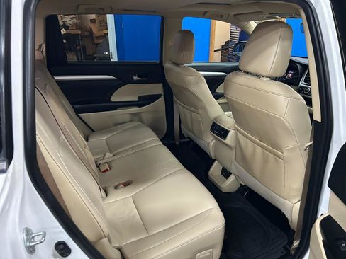 Used 2019 Toyota Highlander XLE AWD/4WD image 16