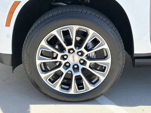 Used 2026 GMC Yukon XL Denali w/ Denali Reserve Package AWD/4WD image 9
