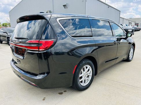 Used 2023 Chrysler Pacifica Touring-L FWD image 39