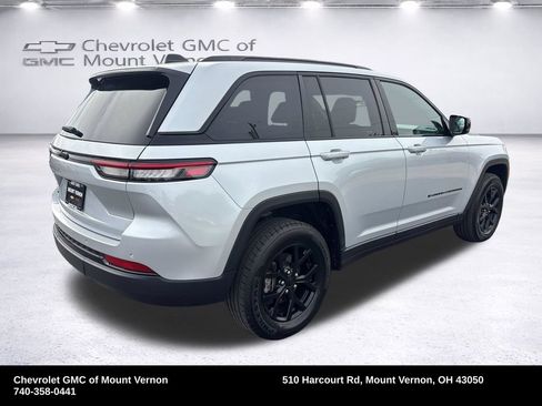 Used 2025 Jeep Grand Cherokee Altitude AWD/4WD image 5