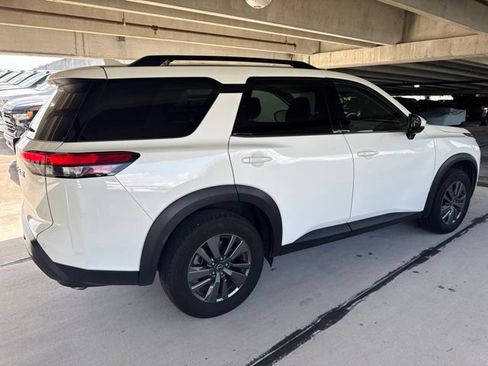 Used 2025 Nissan Pathfinder SV FWD image 17