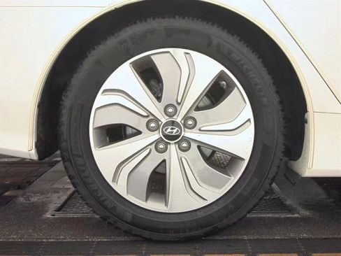 Used 2015 Hyundai Sonata Limited w/ Option Group 02 FWD image 11