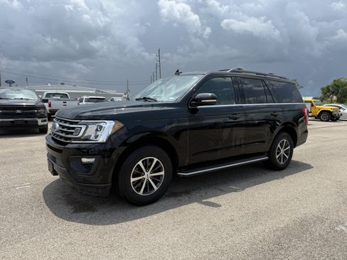Used 2018 Ford Expedition XLT w/ Equipment Group 202A RWD image 4