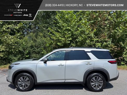 Used 2025 Nissan Pathfinder SV AWD/4WD image 1