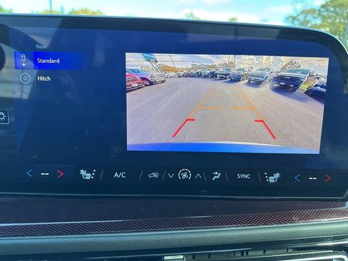 Used 2025 Chevrolet Traverse Z71 image 30