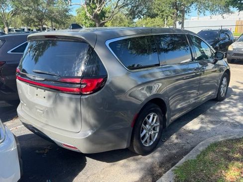 Used 2023 Chrysler Pacifica Touring-L FWD image 4