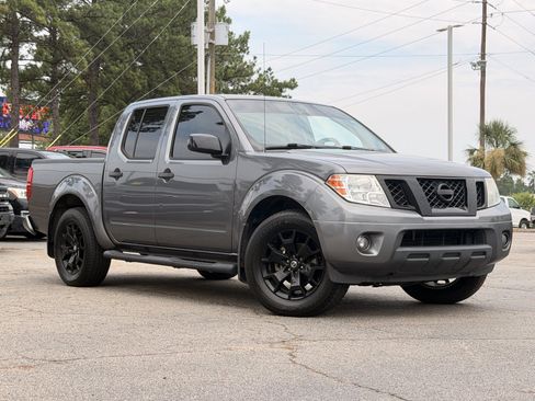 Used 2020 Nissan Frontier SV w/ Midnight Edition Floor Mats RWD image 2