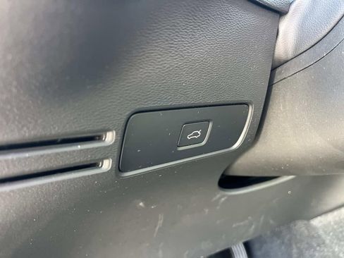 Used 2023 Volvo XC40 B4 Ultimate image 15