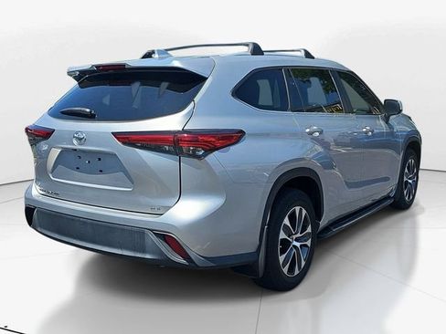 Used 2023 Toyota Highlander XLE FWD image 3