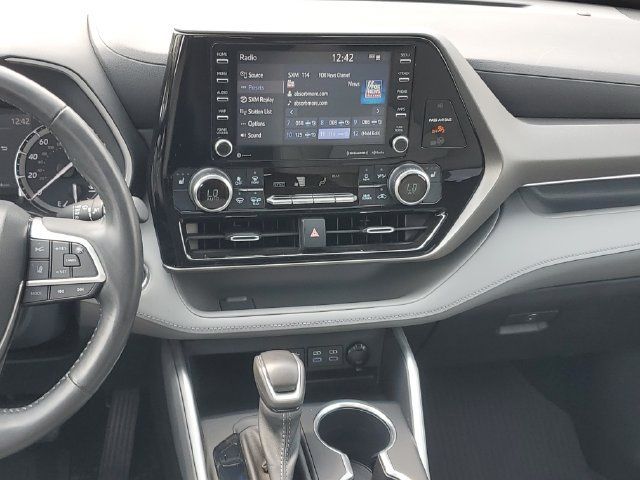 Used 2022 Toyota Highlander XLE AWD/4WD image 15