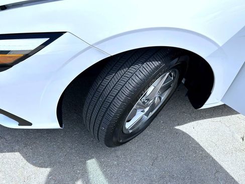 Used 2025 Hyundai Elantra SE image 24