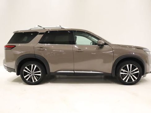 Used 2024 Nissan Pathfinder Platinum image 3