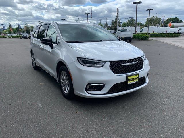 Used 2025 Chrysler Pacifica Select FWD image 9
