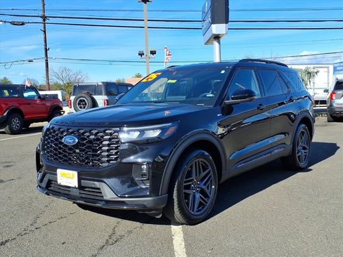 Used 2025 Ford Explorer ST-Line w/ ST-Line Street Pack image 3