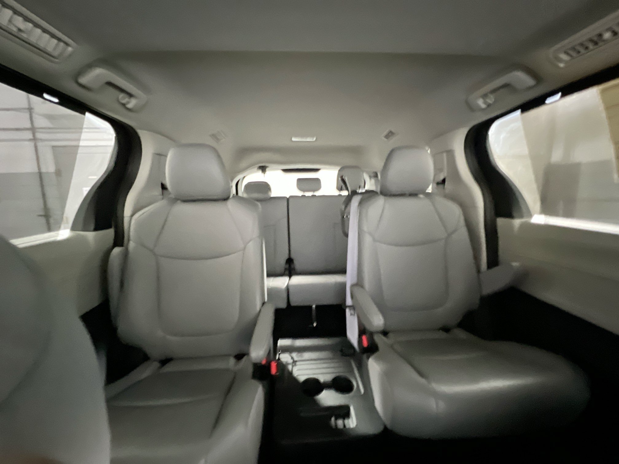 Used 2024 Toyota Sienna XLE FWD image 33