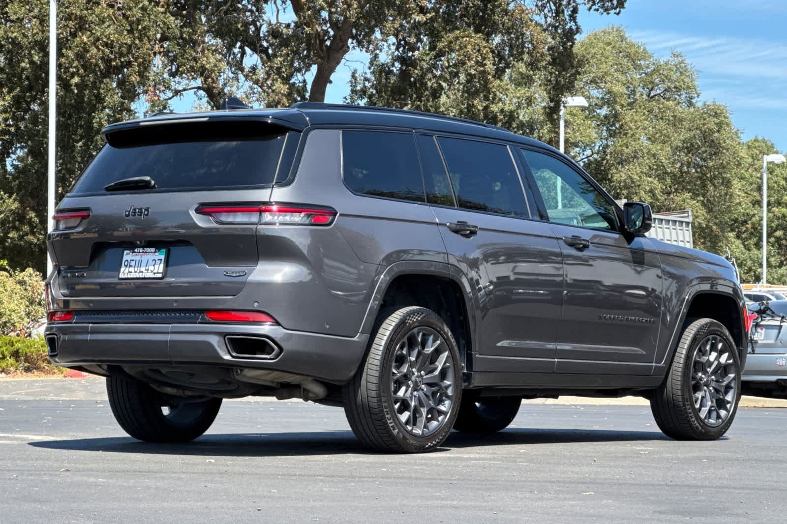 Used 2023 Jeep Grand Cherokee L Summit AWD/4WD image 2
