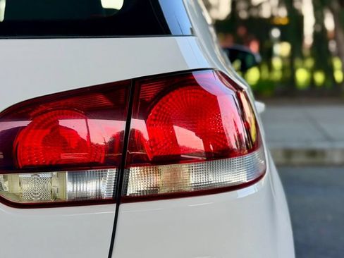 Used 2011 Volkswagen GTI 4-Door FWD image 17