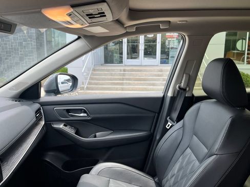 Used 2025 Nissan Rogue Platinum FWD image 12