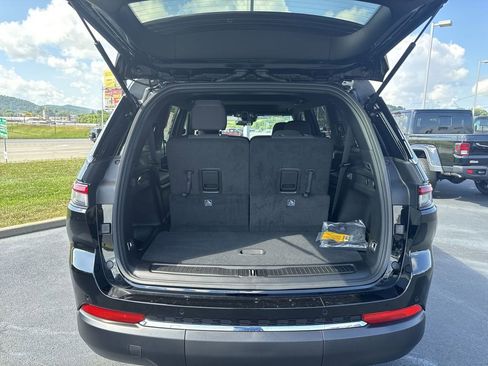 New 2025 Jeep Grand Cherokee L Laredo image 30