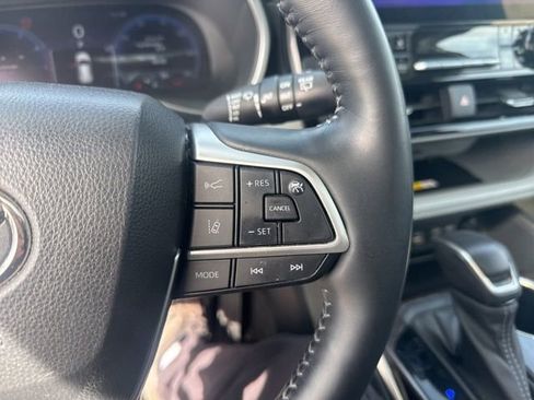 Used 2023 Toyota Highlander Limited image 17