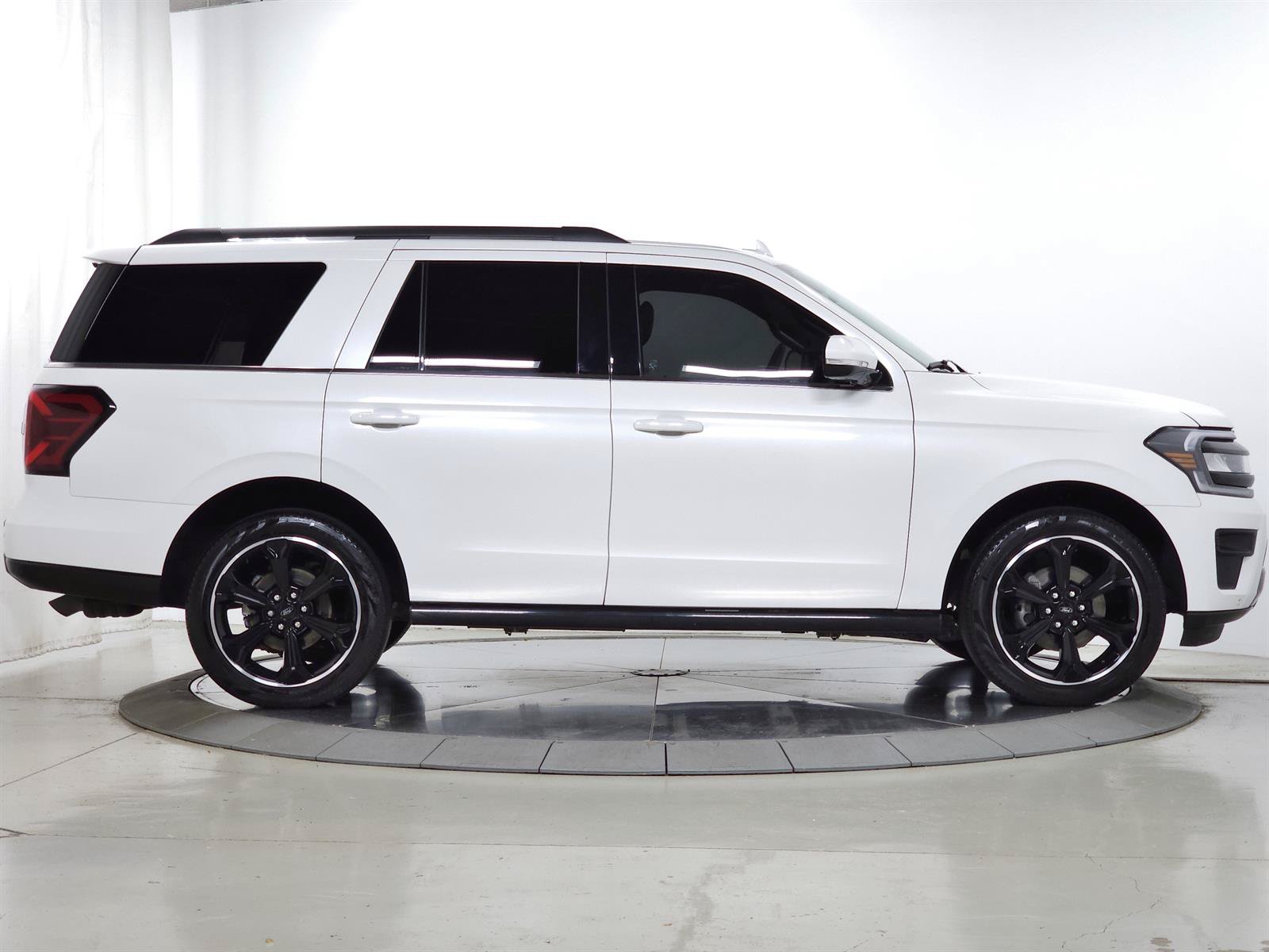 Used 2024 Ford Expedition Limited AWD/4WD image 13