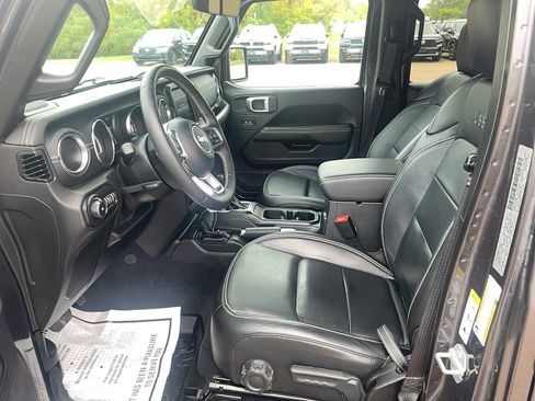 Used 2019 Jeep Wrangler Unlimited Sahara w/ Quick Order Package 24M Moab image 9