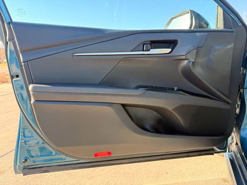 Used 2025 Toyota Camry SE w/ Convenience Package image 11