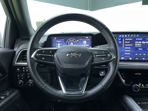 Used 2025 Chevrolet Suburban Z71 image 19