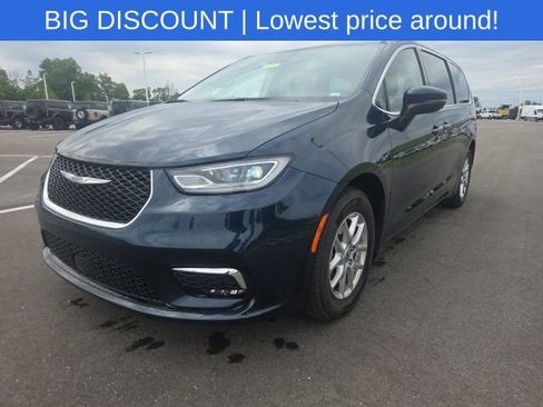 Used 2023 Chrysler Pacifica Touring-L FWD image 2