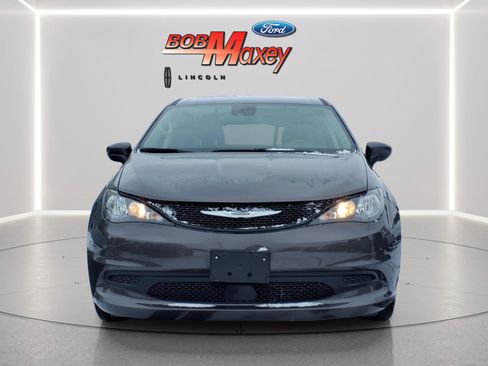 Used 2023 Chrysler Voyager LX image 2