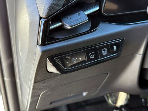 Used 2023 Kia Niro SX image 18