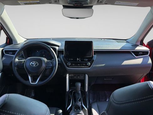Used 2025 Toyota Corolla Cross XLE image 16