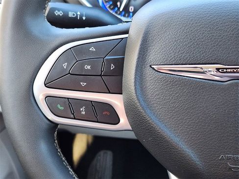 Used 2024 Chrysler Pacifica Touring-L image 19