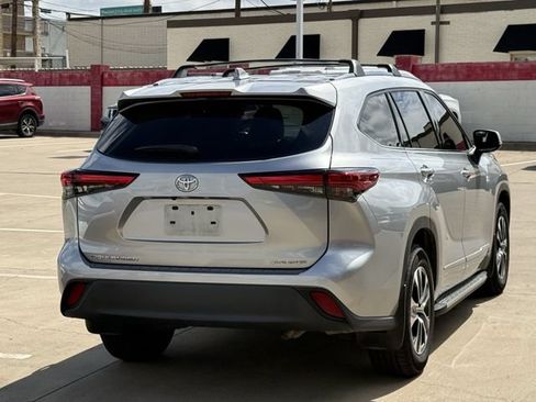 Used 2021 Toyota Highlander XLE AWD/4WD image 4