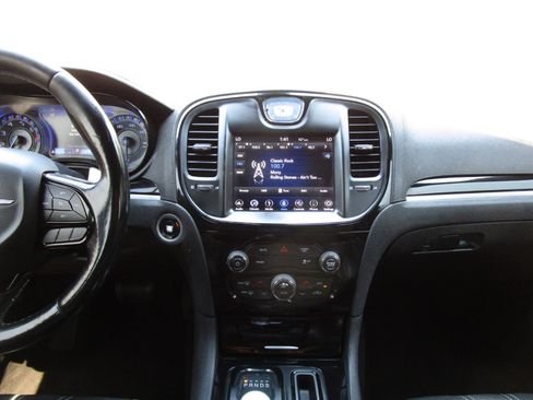 Used 2019 Chrysler 300 S image 8