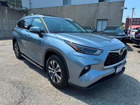 Used 2022 Toyota Highlander XLE AWD/4WD image 6