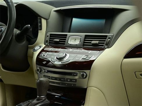 Used 2017 INFINITI Q70 3.7 image 41