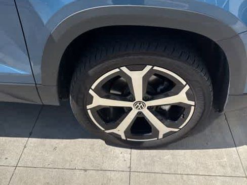 Certified 2025 Volkswagen Taos SEL image 4