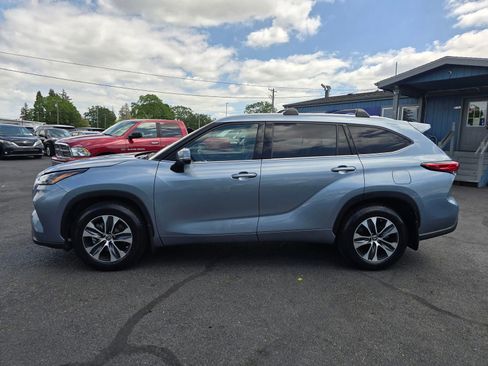 Used 2022 Toyota Highlander XLE AWD/4WD image 2