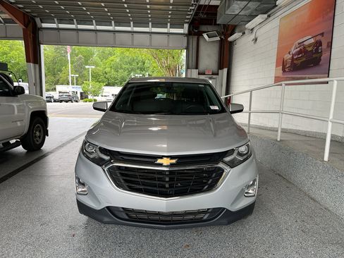 Used 2018 Chevrolet Equinox LT image 2