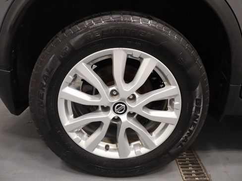 Used 2018 Nissan Rogue SV image 26