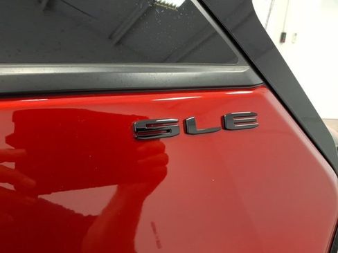 Used 2024 GMC Terrain SLE w/ Driver Convenience Package FWD image 11