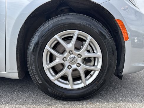 Used 2024 Chrysler Pacifica Touring-L image 13