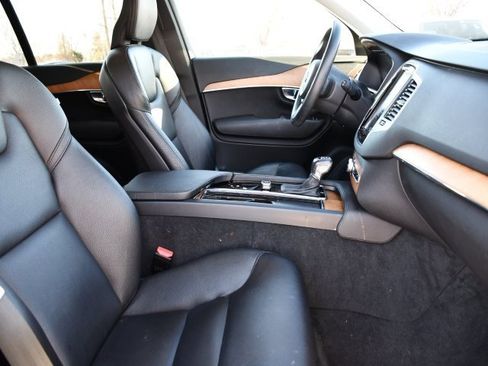 Certified 2022 Volvo XC90 T6 Momentum w/ Climate Package image 22