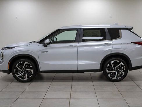 Used 2024 Mitsubishi Outlander SE image 3
