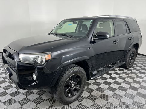 Used 2017 Toyota 4Runner SR5 AWD/4WD image 8