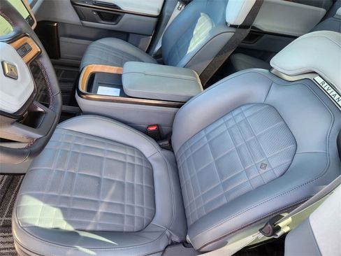 Used 2025 Rivian R1S Premium image 10