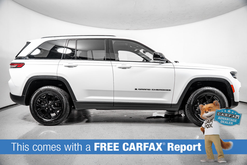 Used 2025 Jeep Grand Cherokee Altitude w/ Trailer Tow Package RWD image 3